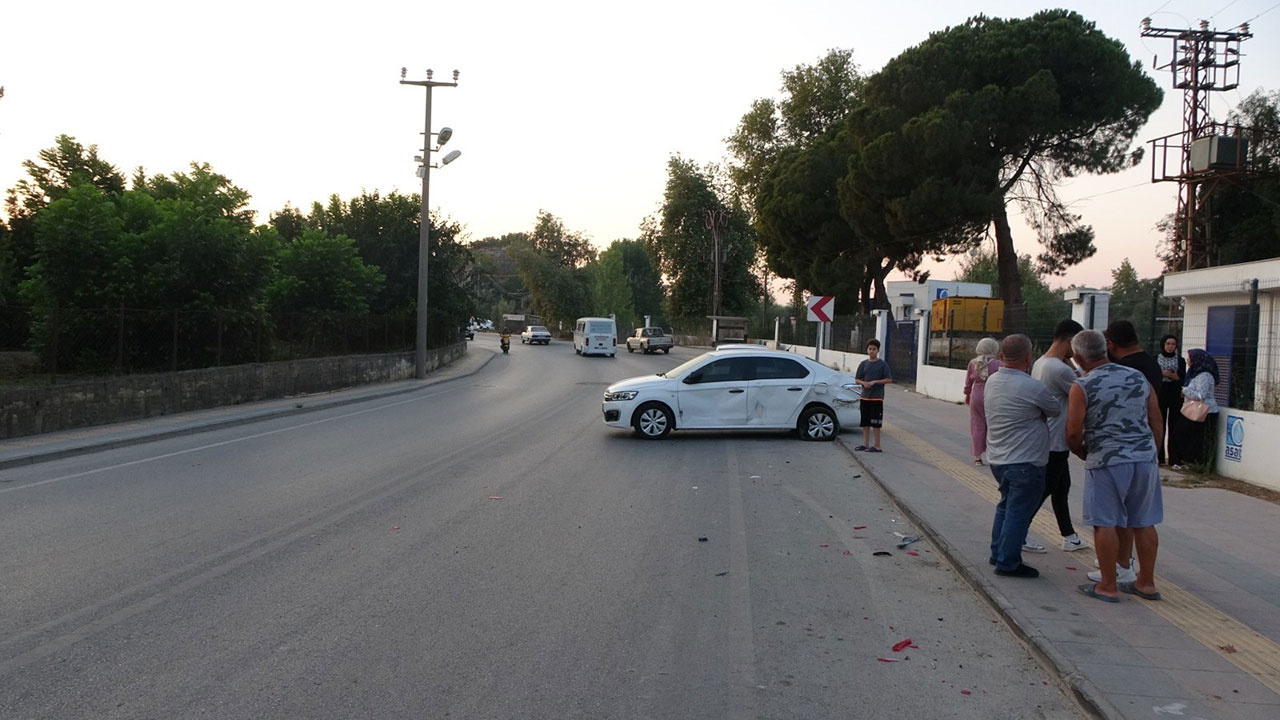Antalya’da alkollü sürücü park halindeki otomobile çarpıp 10 metre sürükledi!