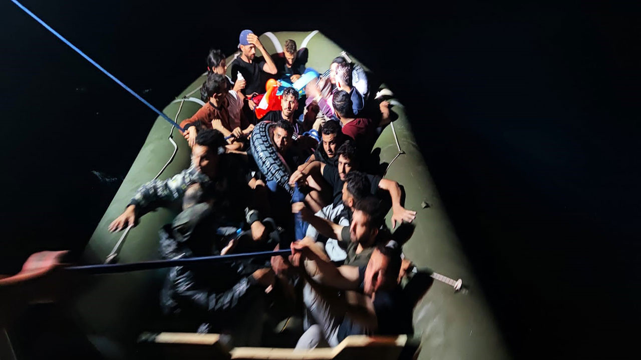 Bodrum’da lastik bot içerisinde geri itilen 21 düzensiz göçmen kurtarıldı.