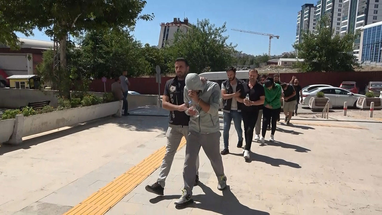 Elazığ’da uyuşturucu tacirleri kıskıvrak yakalandı! 6 kişi gözaltın alındı