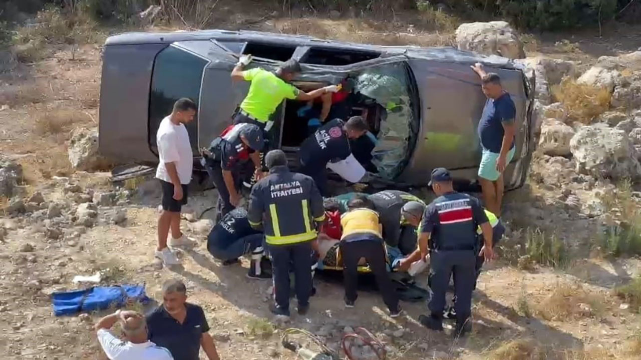 Antalya’da korkunç! Virajı alamayan otomobil takla atıp uçuruma yuvarlandı: 4 yaralı