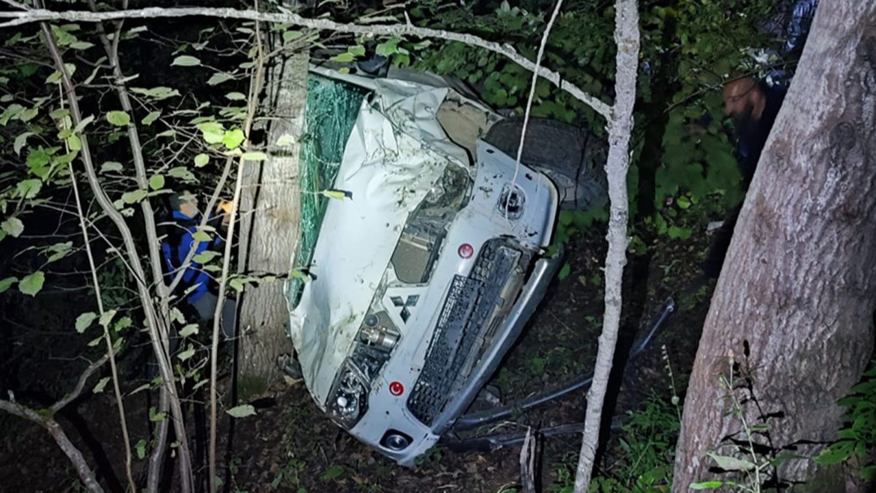 Artvin’de otomobil uçuruma yuvarlandı: 1 çocuk öldü, 2 kişi yaralandı!
