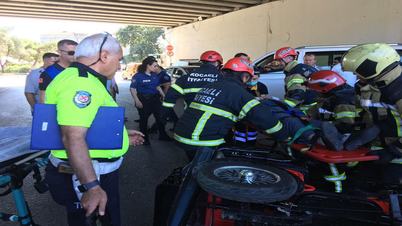 Kocaeli’de feci kaza! Seyir halindeki elektrikli motosiklet devrildi, yaşlı çift ölümden döndü