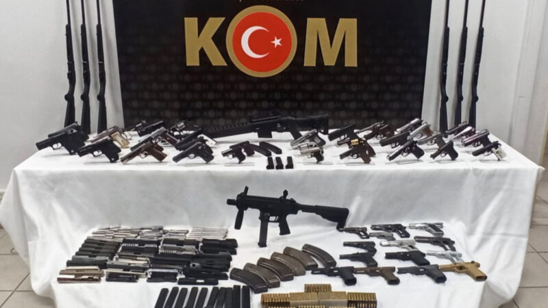 İzmir’de yasa dışı silah ticareti yapan çete çökertildi