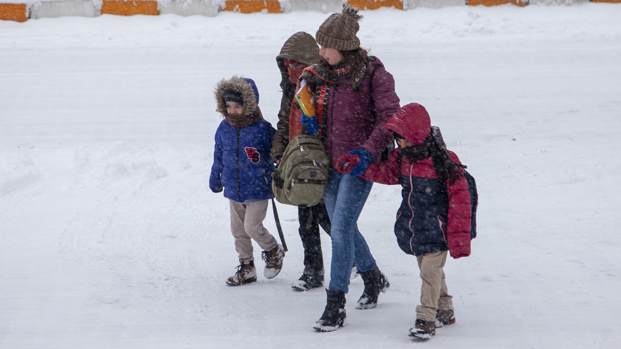 Kar yağışı fena bastırdı okullar tatil edildi! Engelli ve hamileler de…
