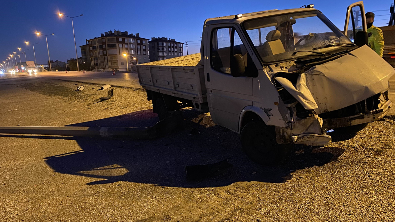 Konya’da kamyonet aydınlatma direğine çarptı, 1 kişi yaralandı