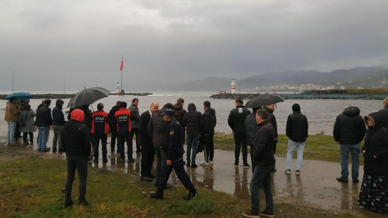 Trabzon’da fırtınada 2 genç Karadeniz’in azgın sularına kapıldı